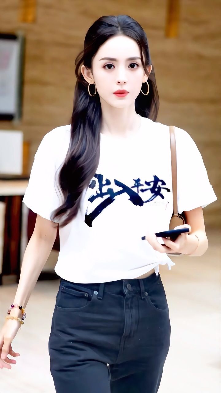 古力娜扎扫楼大秀还跳起了新疆舞,被娜扎的美貌深深吸引,无法自拔了