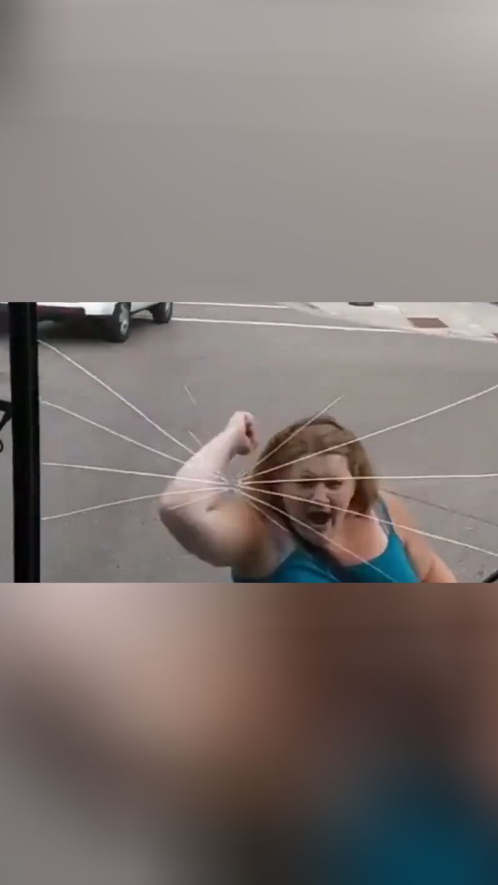 男友逃到公交车上,女人一拳砸碎玻璃!