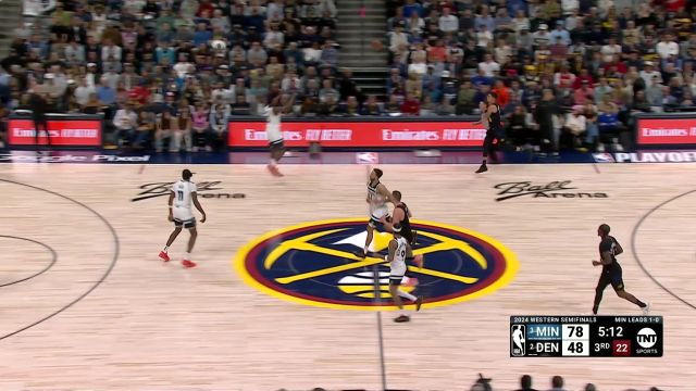 约穆组合继续顽强追分 约基奇与穆雷篮下得分拼尽全力