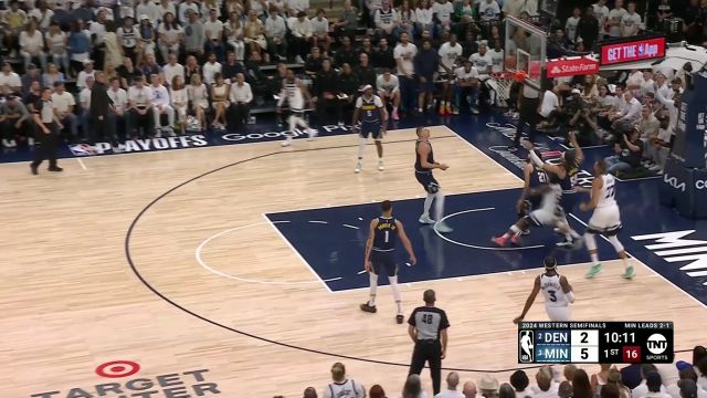 在空中还能做很多动作 爱德华兹顶着两人空中悬停将球放进篮筐