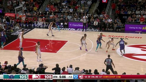 《NBA全场集锦》篮下有我不用愁！杰伦-约翰逊镇守篮下送特雷-曼无情迎面大帽