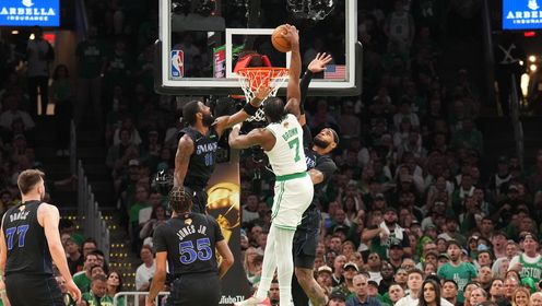 《TOP时刻》【原声】7日NBA十佳球 杰伦布朗一飞冲天暴力隔扣 东契奇四面楚歌上篮毫无惧色