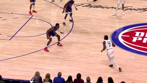 《NBA全场集锦》外线突施冷箭 布朗拔地而起超远三分一箭穿心