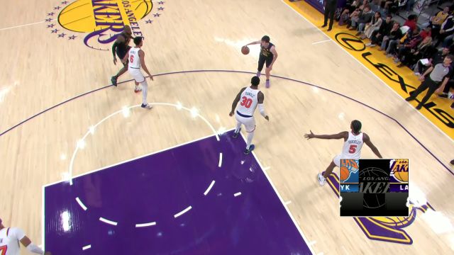 传球老辣！里夫斯击地妙传助攻詹姆斯顺下上篮打进