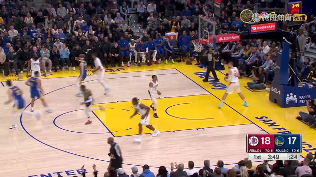 亮出招牌本领！库里闲庭信步超远三分信手拈来