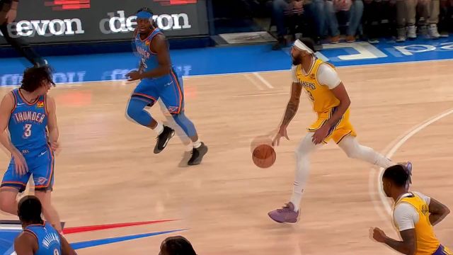 隐藏自己伺机待发！詹姆斯外线三分接球就扔稳稳命中