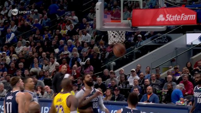 39岁的冲击力！詹姆斯持球碾压突破 空中换手终结2+1打成