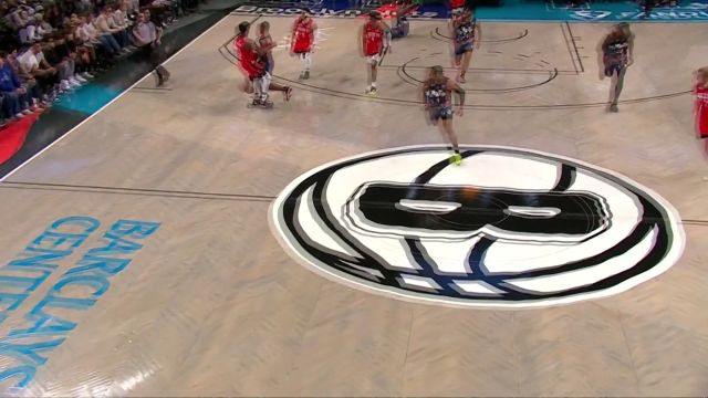 沃克面对拦截丝毫不慌 随手一抛助史密斯起飞炸筐