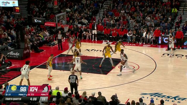 艾顿顶着防守抛投命中 特纳不甘示弱外线三分精准反击