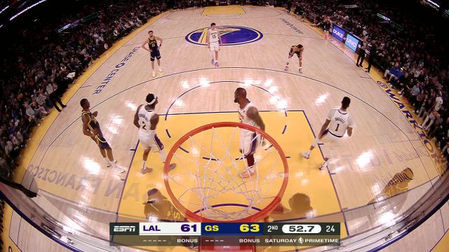 老伙计别来无恙！詹姆斯罚球与库里说说笑笑