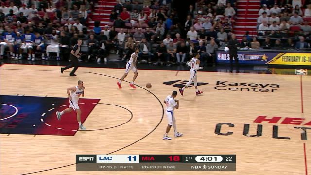 乐福弧顶发牌送助攻 巴特勒篮下接球迎着威少打板命中