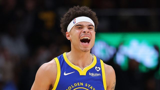 勇士vs老鹰五佳球 奎诺内斯半场三分穿云箭压哨命中