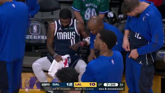 詹姆斯拼抢将欧文撞倒在地 后场神情痛苦下场接受检查