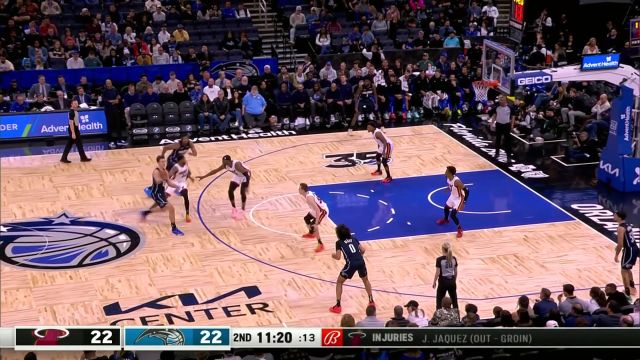 眼里只有篮筐！艾萨克顺步突破直杀篮下双手暴扣肆虐篮筐