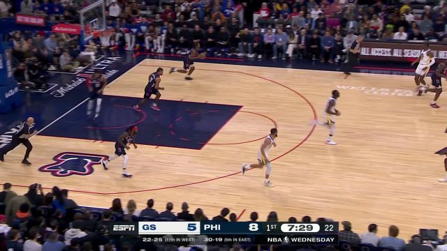 飞身跟进撕裂防线 里德斜刺里杀出上演补扣炸筐