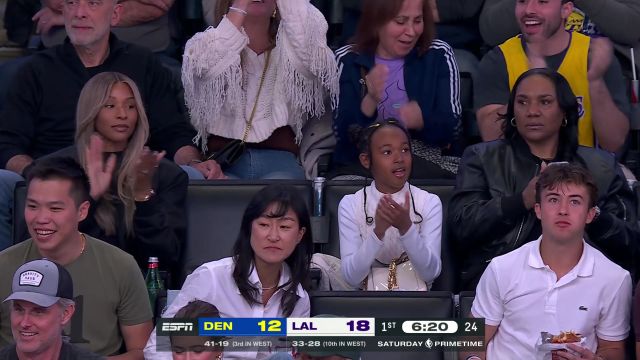倒计时还剩七分！詹姆斯大步流星滑翔上篮一气呵成