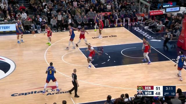 传球轻松写意！约基奇头顶连线戈登干拔重扣碾压禁区