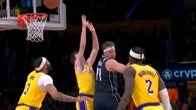 东契奇神奇脑后传球克勒贝尔命中三分 詹姆斯暂停时不忘模仿一下