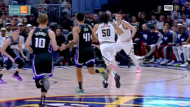 能上篮的坚决不扣篮 约老师接球挑篮柔和丝滑