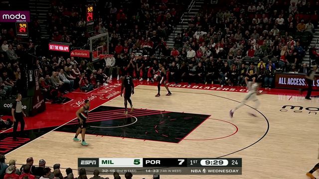 默契配合打穿防守 米德尔顿与字母哥空接暴扣自信十足