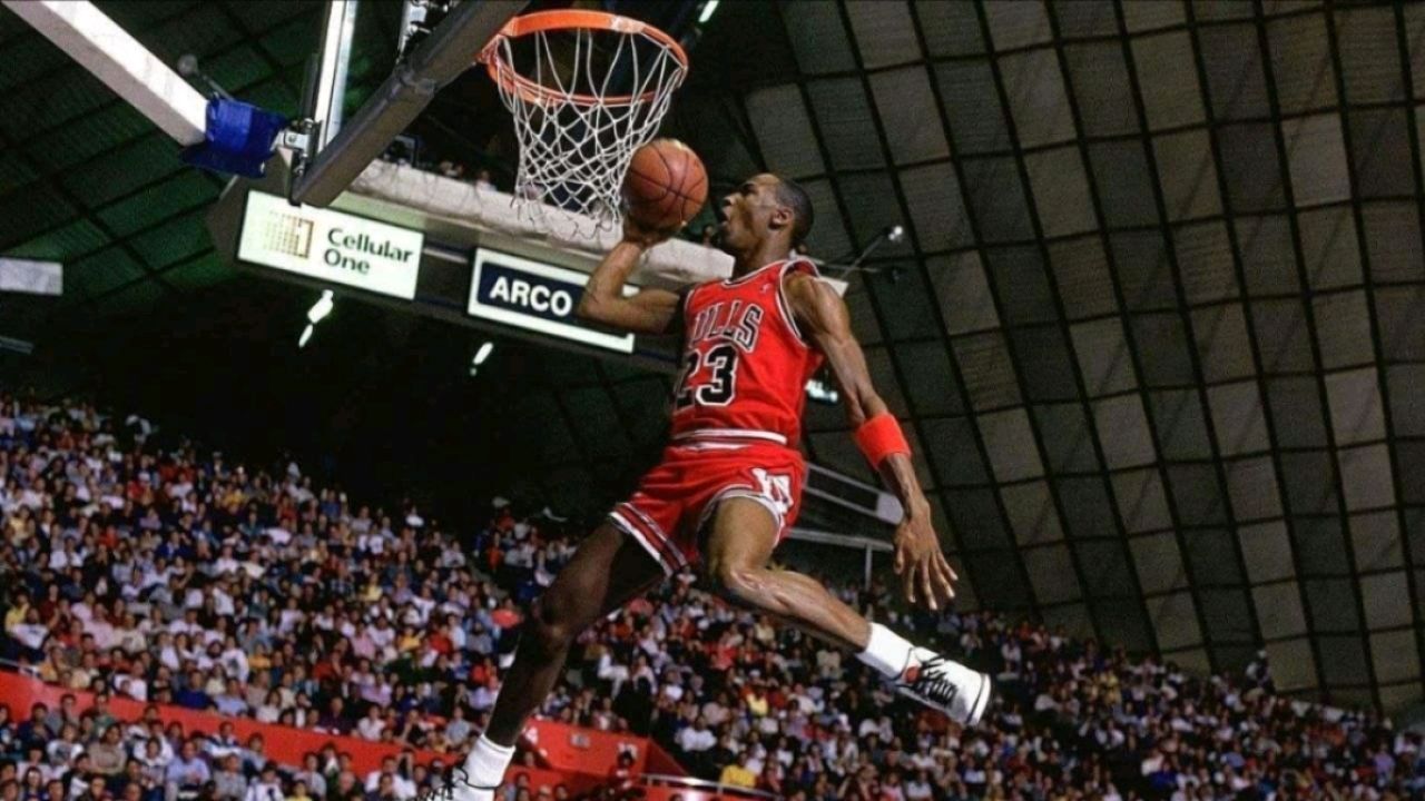 新秀赛季就场均砍下28 6 6,篮球之神乔丹拯救了芝加哥!