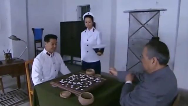 暗:战犯下棋输了才肯交代,首长不是对手,女兵见状不得不出手了