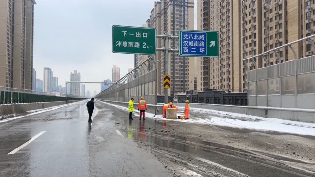 我市以雪为令连夜除雪除冰全力以赴保畅通