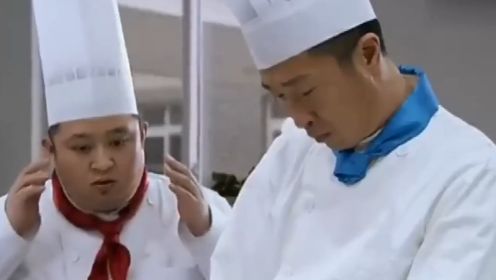师傅：韩国大厨不会做，吓得直哆嗦，中国厨师霸气救场，厉害