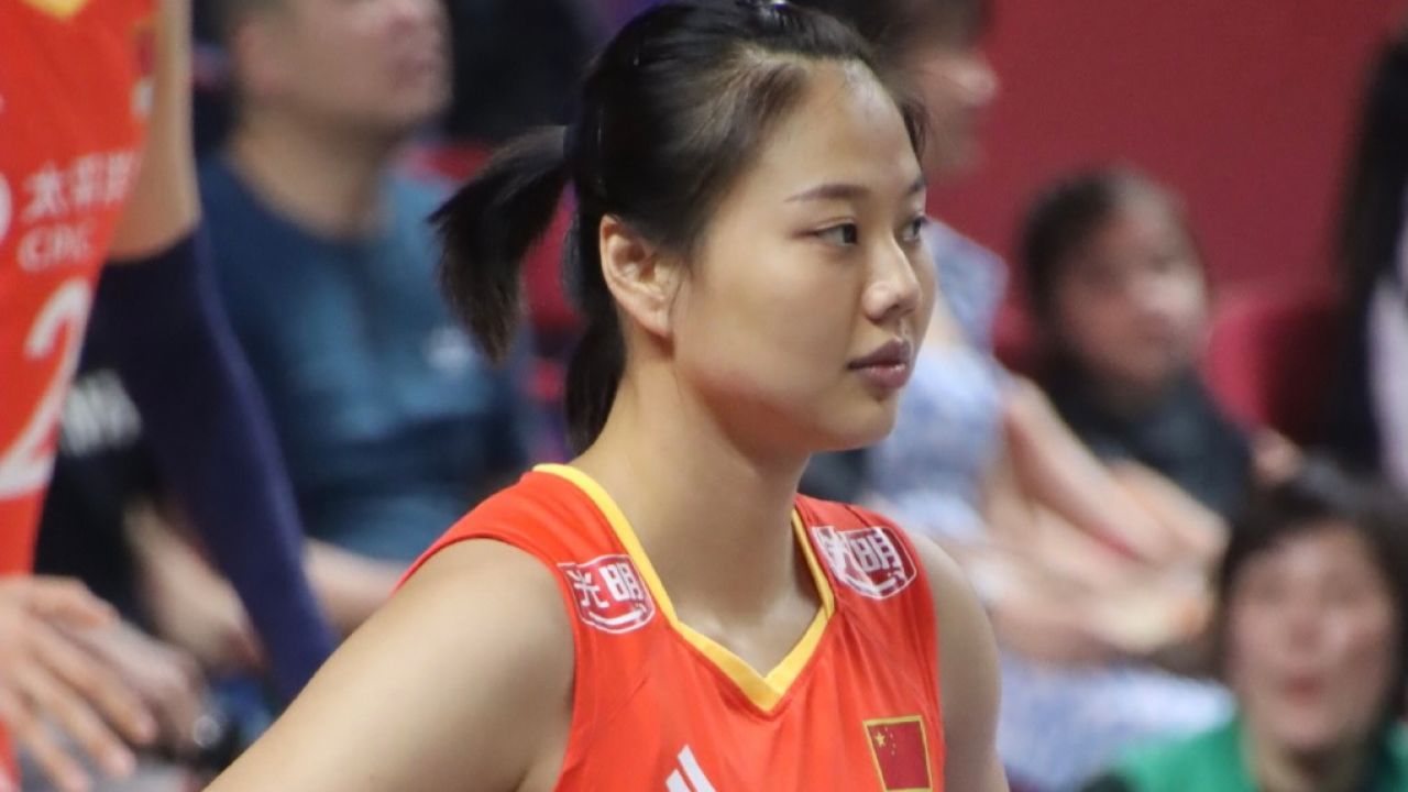 大争议!女排姑娘龚翔宇比赛中途痛哭 独自走出场馆 不和队友庆祝