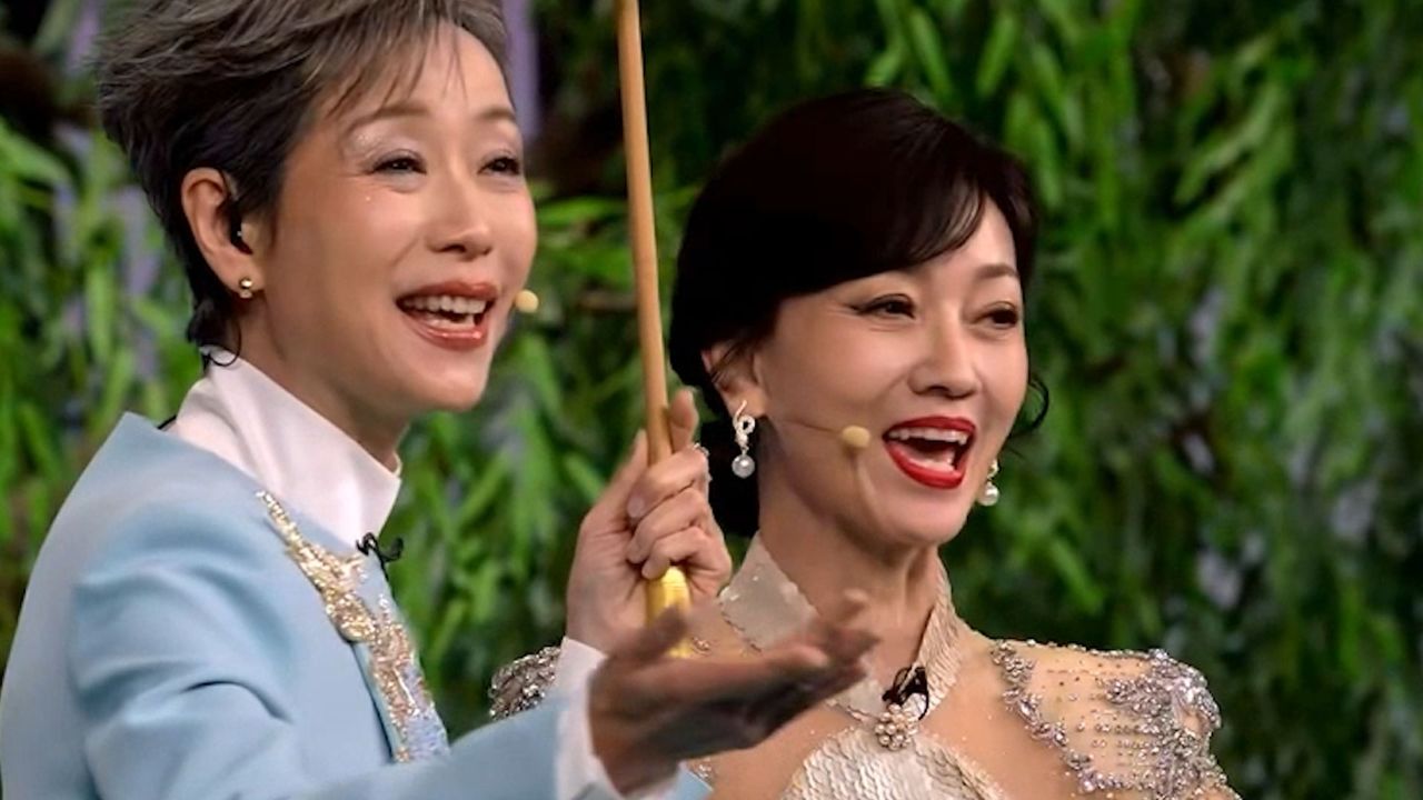 赵雅芝叶童亮相春晚小品《借伞》,合唱《前世今生》,网友:爷青回了_高清1080P在线观看平台_腾讯视频