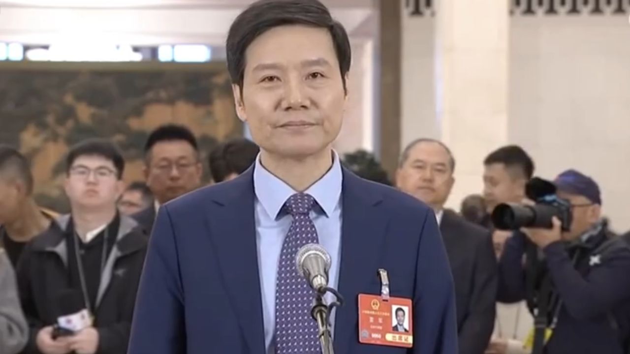 记者为采访雷军有多拼?“雷总接受采访我马上买SU7”,雷总蛇形走位连呼谢谢_高清1080P在线观看平台_腾讯视频