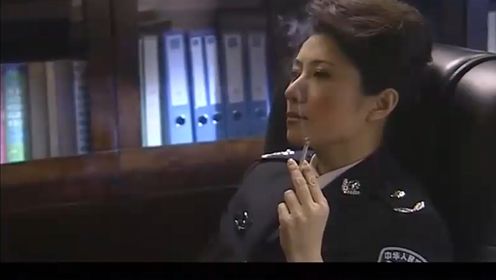 打击：女局长抽烟姿势真潇洒，下属不敲门就进，老尴尬了