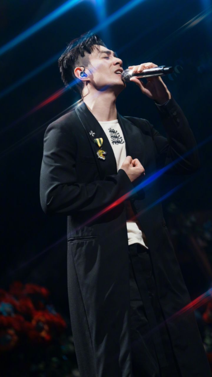 周柏豪在“很高兴音乐会”再唱经典《够钟》_高清1080P在线观看平台_腾讯视频
