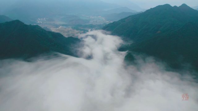 绝美!安徽黟县雨季现溪流云海