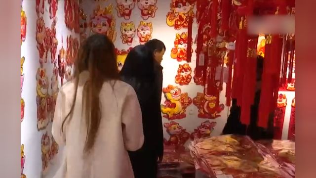 云南昆明:龙年到来“讨龙彩”,“龙元素”商品热销