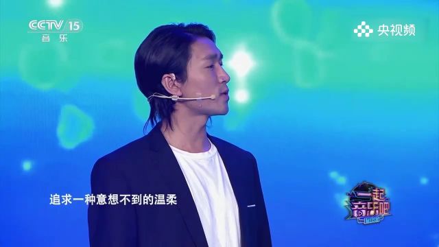 小伙演唱《我的未来不是梦》,歌声非常激励人心,满满正能量