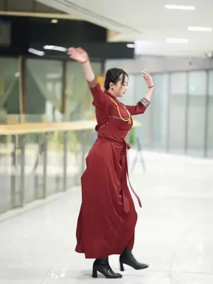 藏族姑娘央金#藏文化 #摄影师云峰 #锅庄舞 #康巴姑娘舞蹈 #藏服