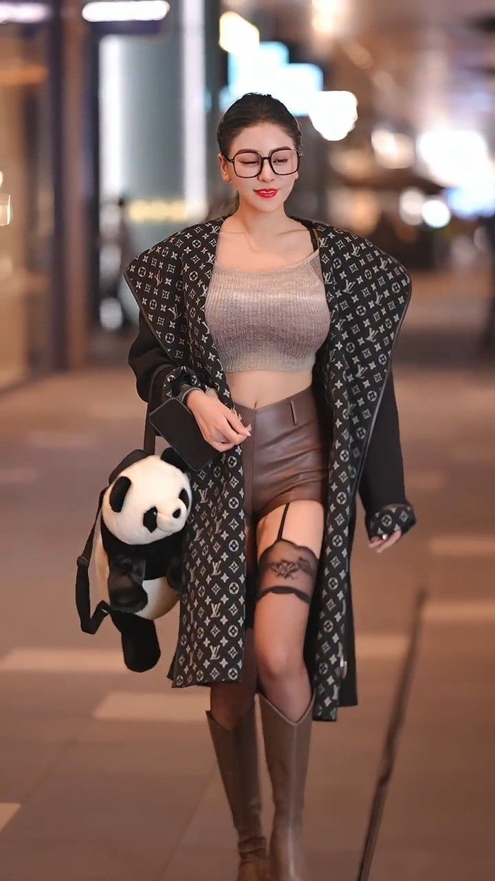 走路带风的女子