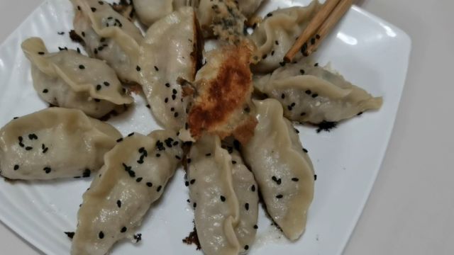 美味煎饺手工制作,油煎出锅过程详细,看一遍就会,丰富春节假期