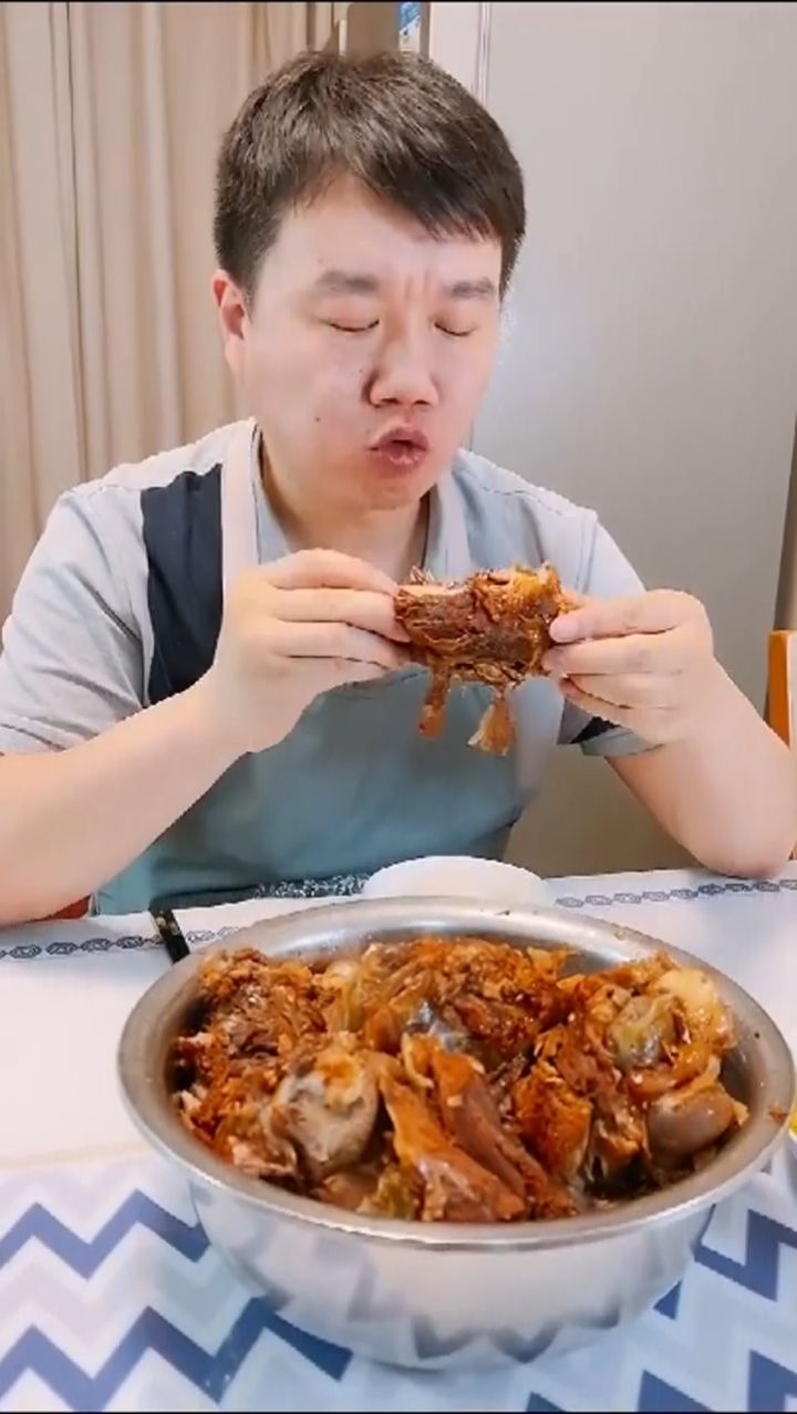 下集老公下班早,把冰箱里存的大棒骨炖了,做故城熏肉吃,烟熏味很浓,香