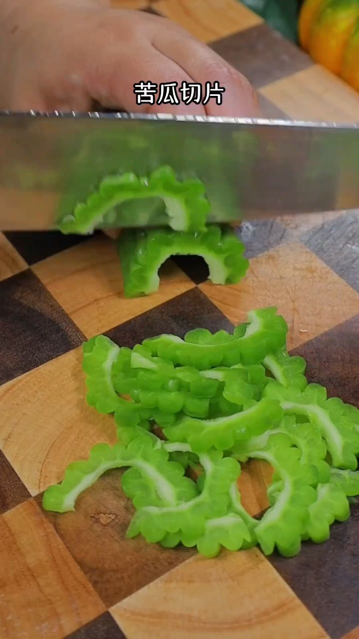 苦瓜煎蛋比苦瓜炒鸡蛋更好吃,夏天了要多吃