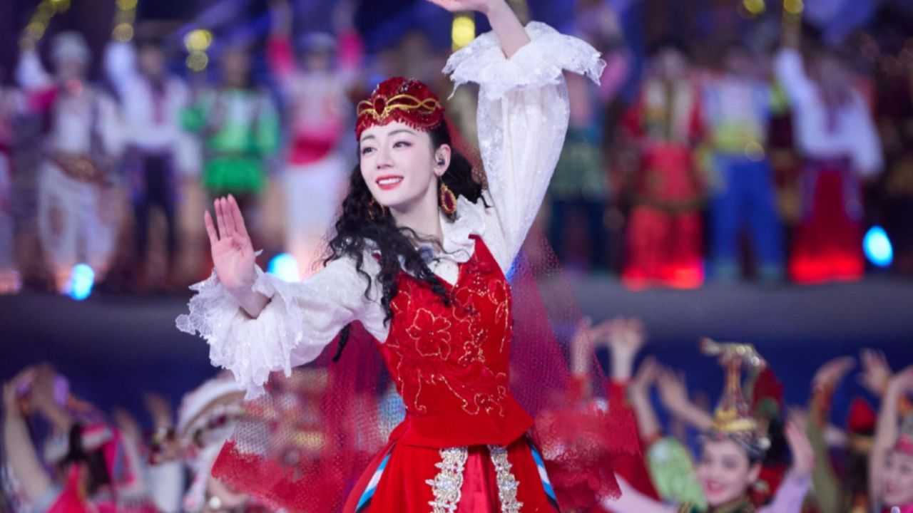 热巴春晚舞台又火了,被人大代表点名表扬,美貌出圈成新疆小骄傲