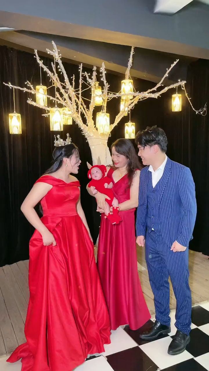 今天带宝宝拍百天照,顺便拍全家福,有没有发现婆婆很美,哈哈