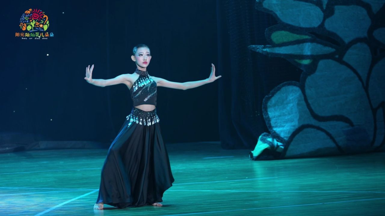 少儿独舞《傣》是一支傣族舞,具备傣族的风格特色,有名的三道弯,希望