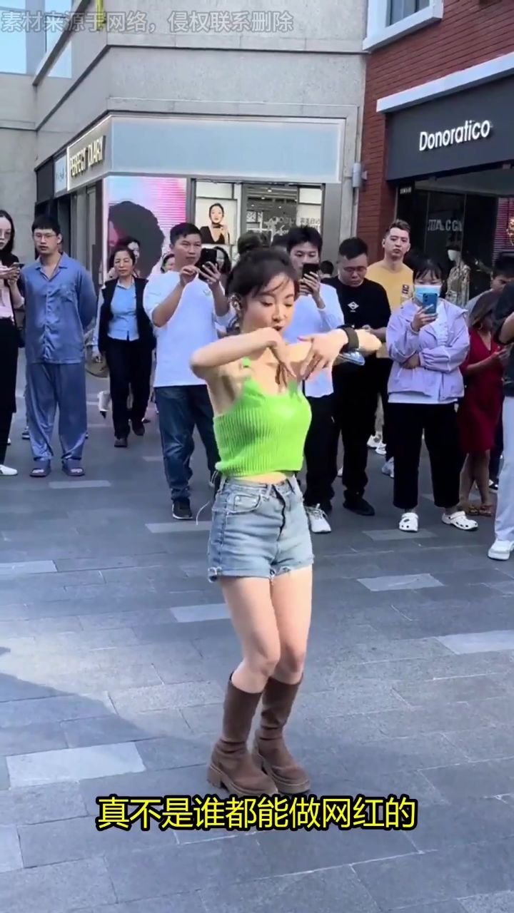 真不是谁都能做网红的,这么多人在看冯提莫还能这么自在地跳舞,太有