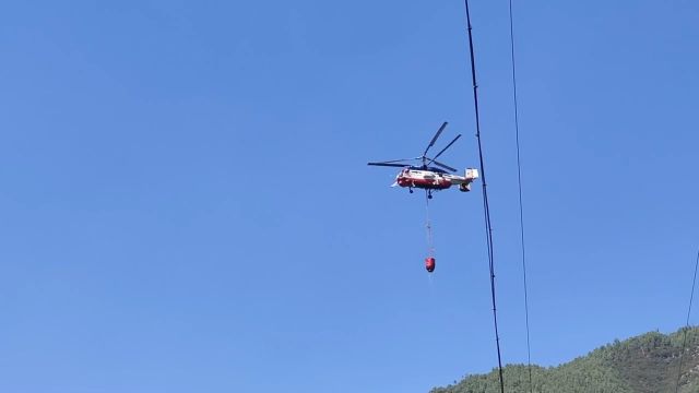 视频 | 直击四川雅江山火:消防员携带灭火装备,徒步攀爬深入火场