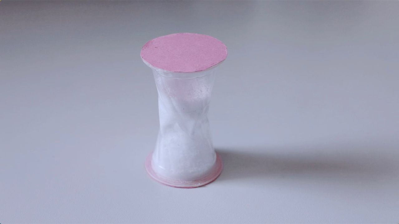 用吃剩下的果冻壳,加点食盐,没想到这么有意思,还能当桌面摆件