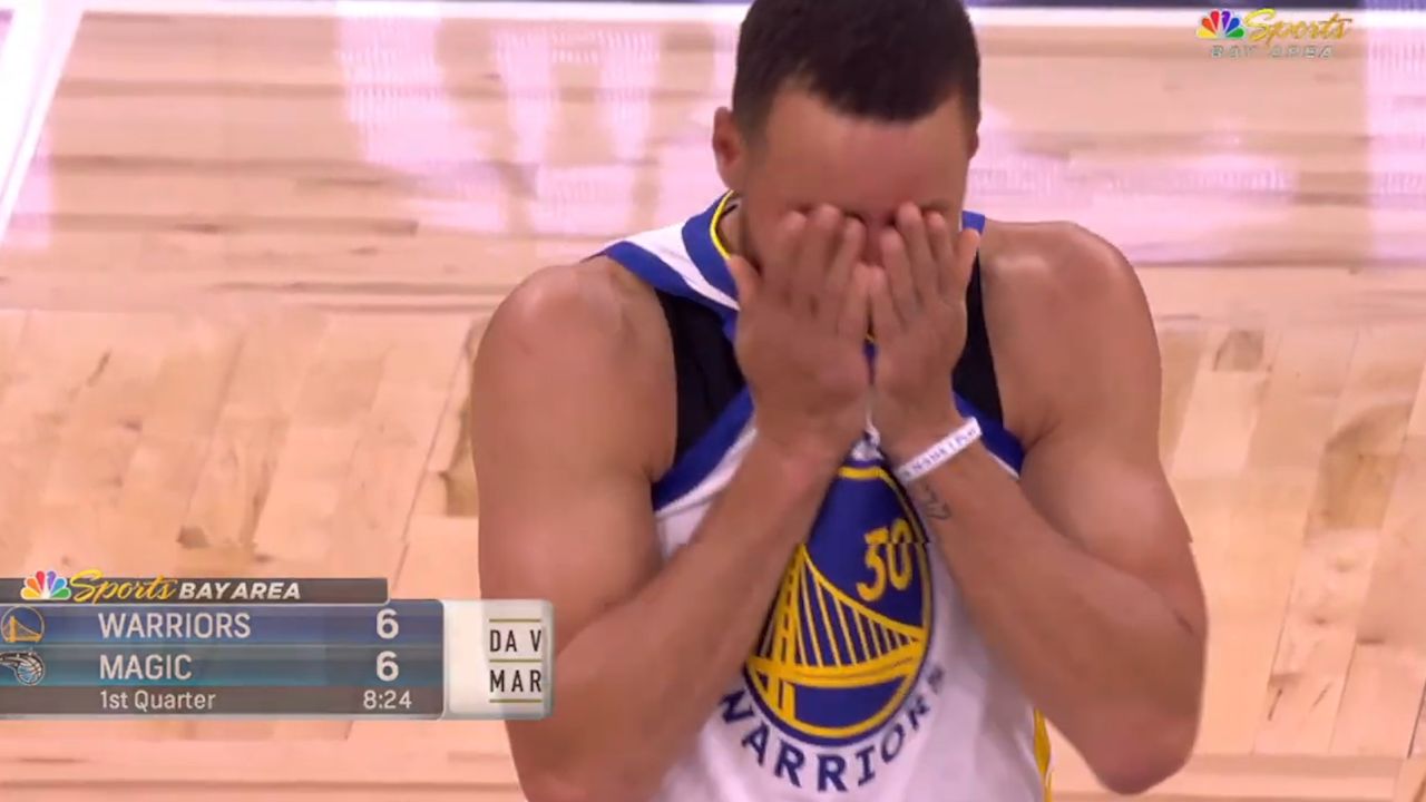 库里哭了!在格林被驱逐之后 库里上场前无比沮丧曾用球衣擦拭眼泪