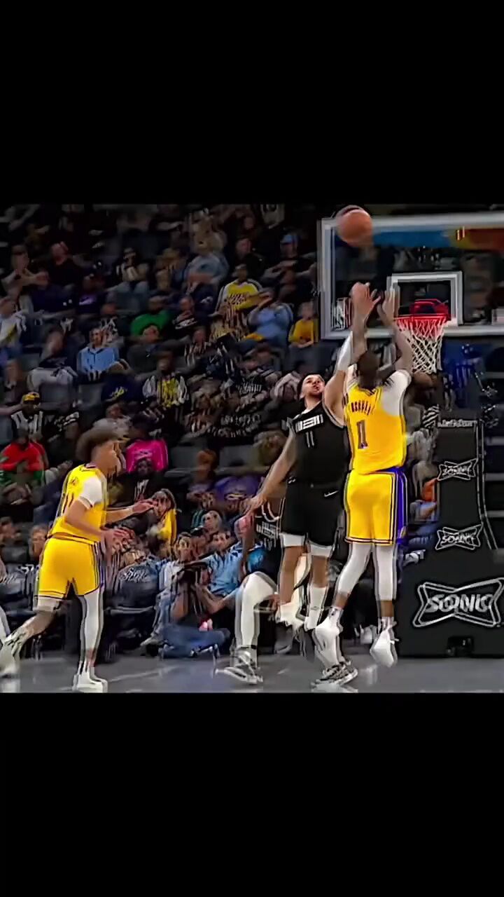 什么叫战术?詹姆斯弧顶等拉塞尔兜出来直接命中三分!