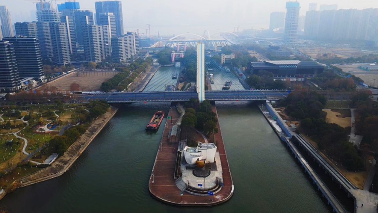 浙江杭州,上午9点58分,京杭运河钱塘江三堡船闸,现场真实状况